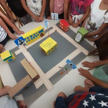 učenci 3. a so izdelovali maketo šole in risali (MŠ Primož Trubar)